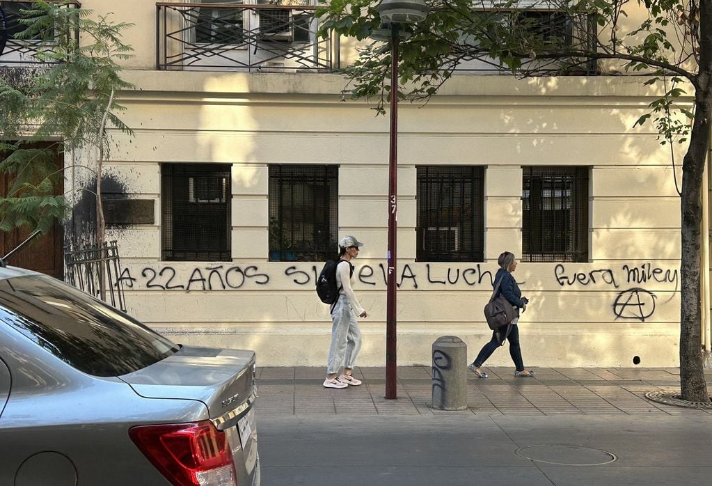 "Fuera Milei": vandalizaron la Embajada de Argentina en Chile (Gentileza)