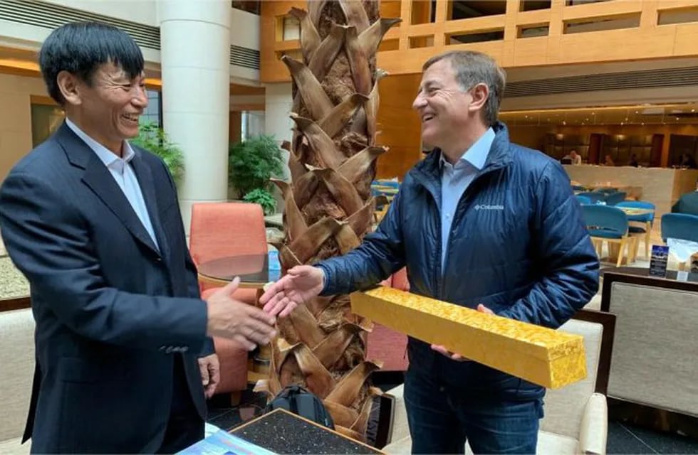Suárez en China, hace casi un año, cuando se reunió con representantes de la empresa Shanghai Potash, interesada en Potasio Rio Colorado.
