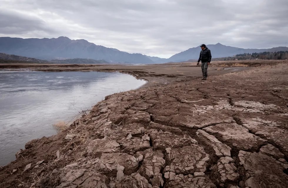 Crisis Hídrica
El dique Potrerillos llegó a la mitad de su vida útil y tiene uno de los niveles de agua más bajos para esta fecha.
Foto: Ignacio Blanco / Los Andes    