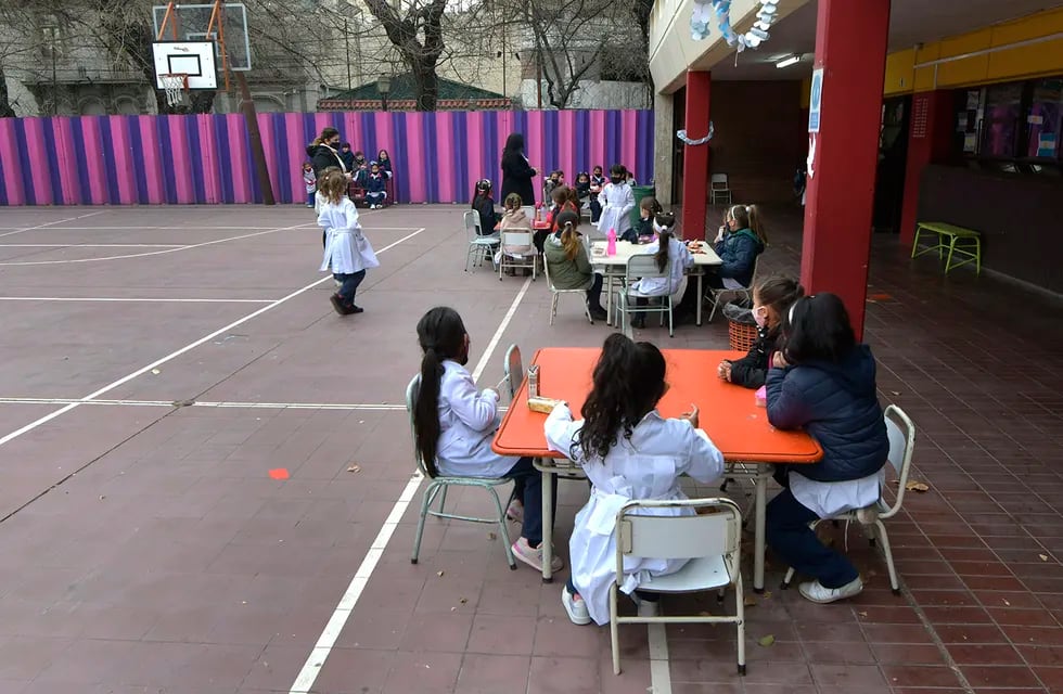 En Mendoza los chicos de primaria volvieron a la presencialidad total en las escuelas y buscan que en el país hagan lo mismo. Foto: Orlando Pelichotti