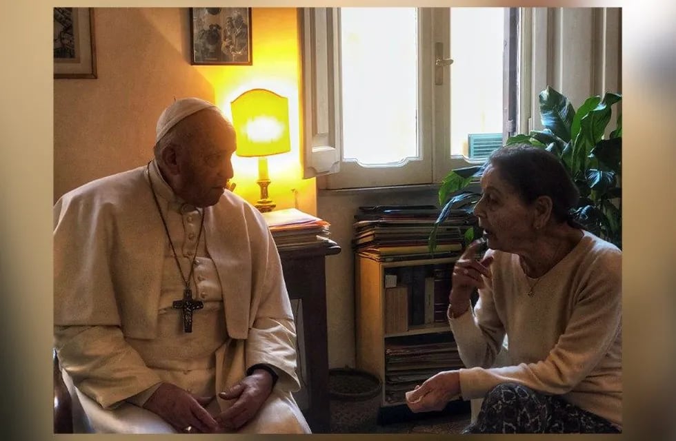 Francisco se reunió con la escritora hebrea Edith Bruck en la vivienda de la mujer en Roma. Gentileza Vatican News