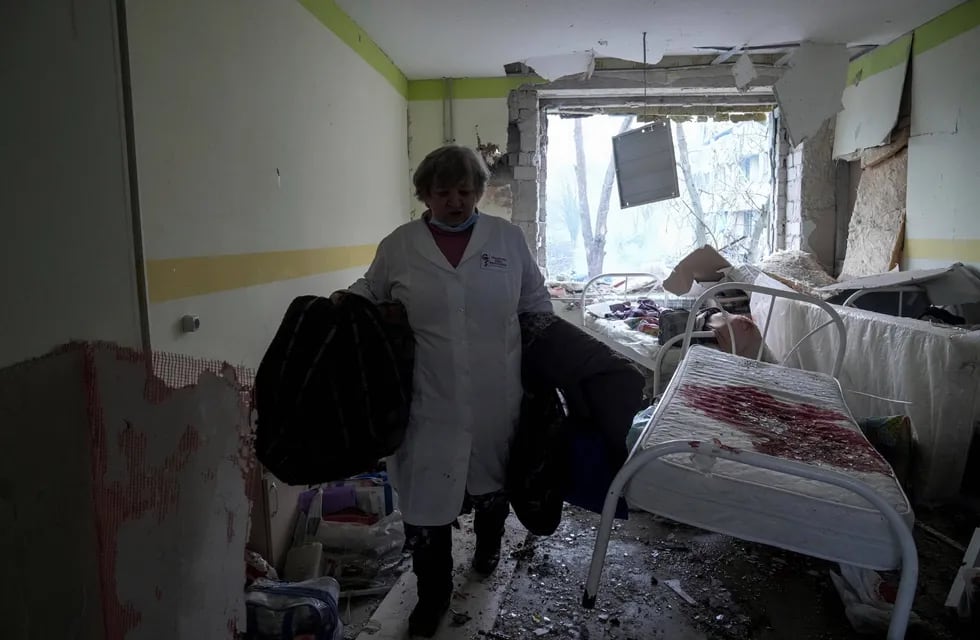 El hospital maternal de Mariúpol, destrozado. (AP Photo / Evgeniy Maloletka)
