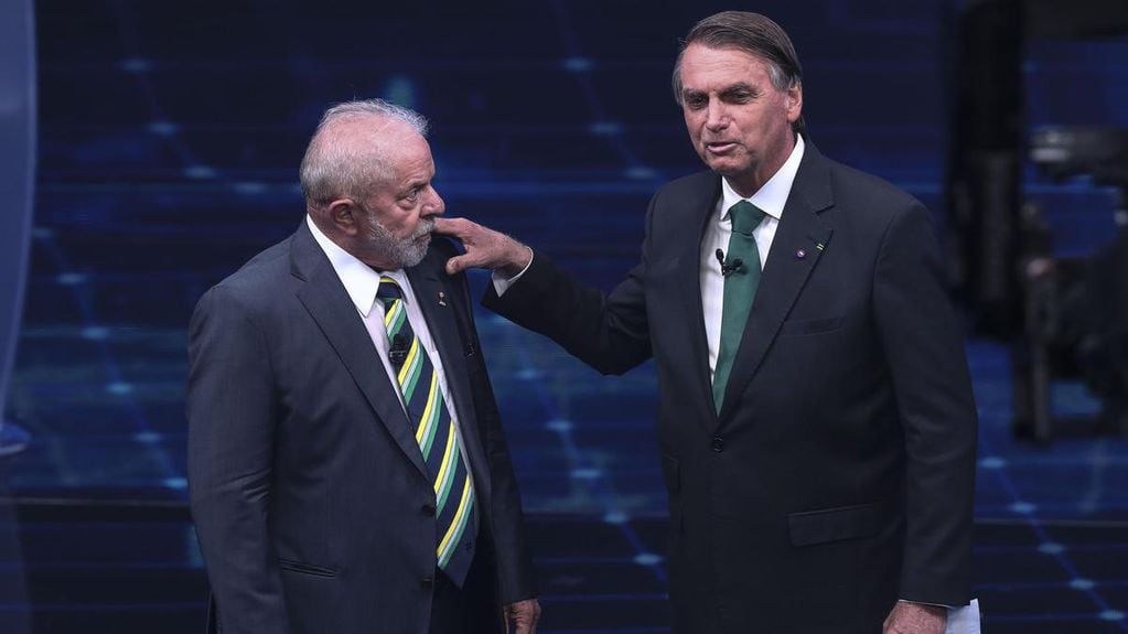 Lula da Silva y Jair Bolsonaro, ex y actual presidente de Brasil respectivamente, en el momento más tenso del debate celebrado el domingo 16 de octubre de 2022.