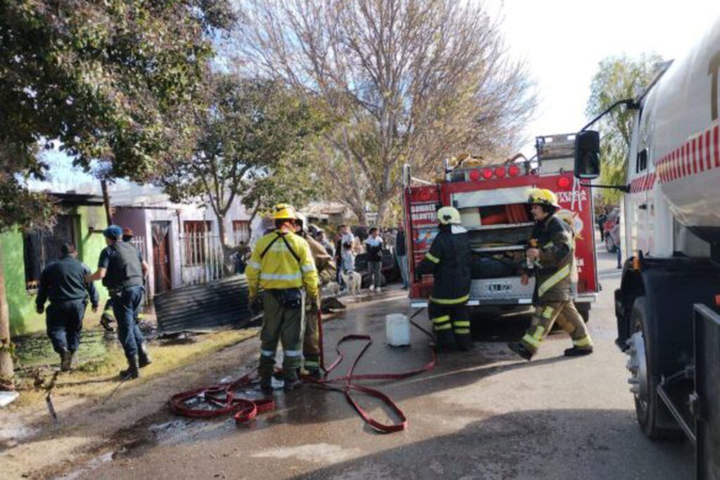 Gracias al rápido desempeño de los bomberos de la zona se evitó que el fuego se propagara hacia las viviendas que se encuentran próximas al lugar. Foto: Gentileza