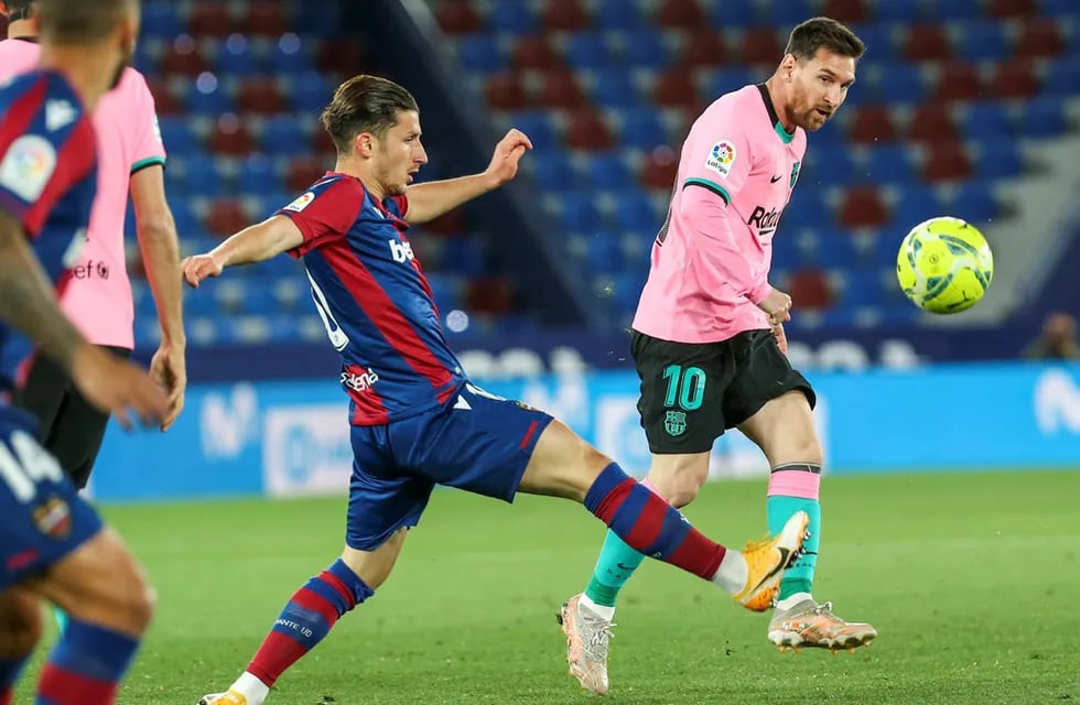 El capitán. Lionel Messi en acción en la visita del Barcelona al Levante. (AP)