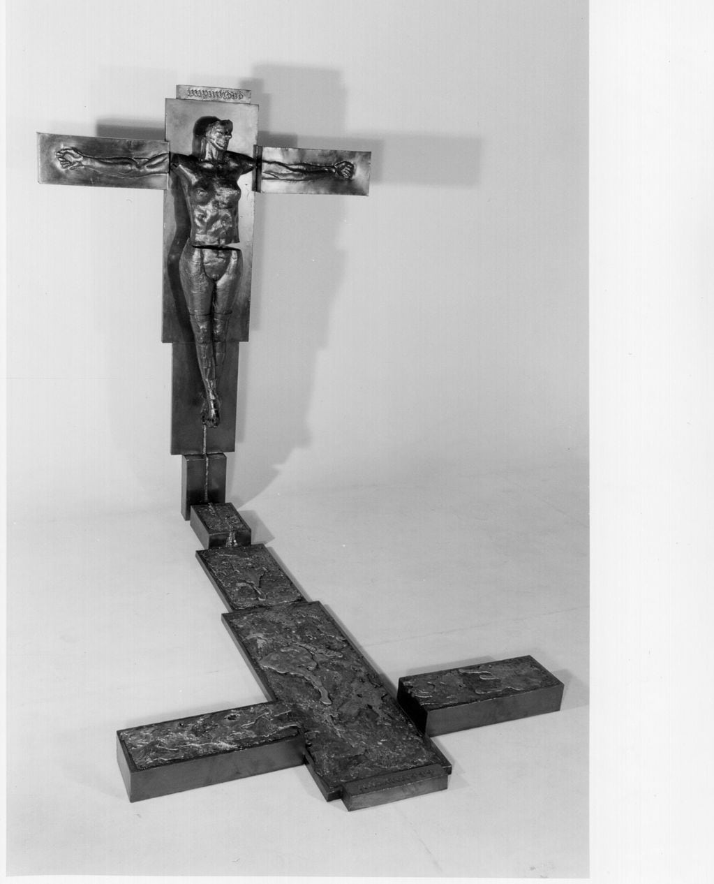 Una obra visceral para los tiempos. La figura femenina crucificada como símbolo de la justicia rota.