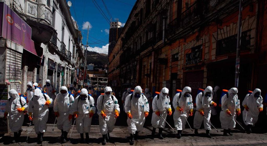 Bolivia. Los trabajadores de la ciudad fumigan una calle para ayudar a contener la propagación del nuevo coronavirus en La Paz. (AP)