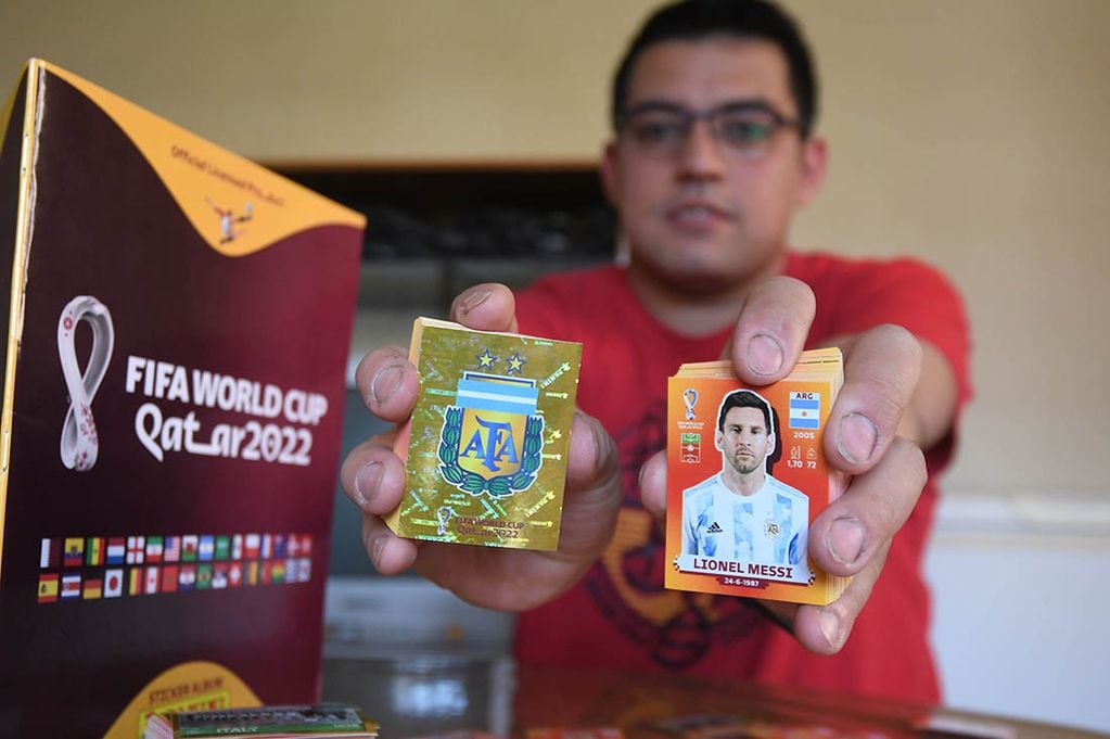 Maxi, fanático y coleccionista de figuritas, espera con ansias el Mundial Qatar 2022. / José Gutiérrez - Los Andes
