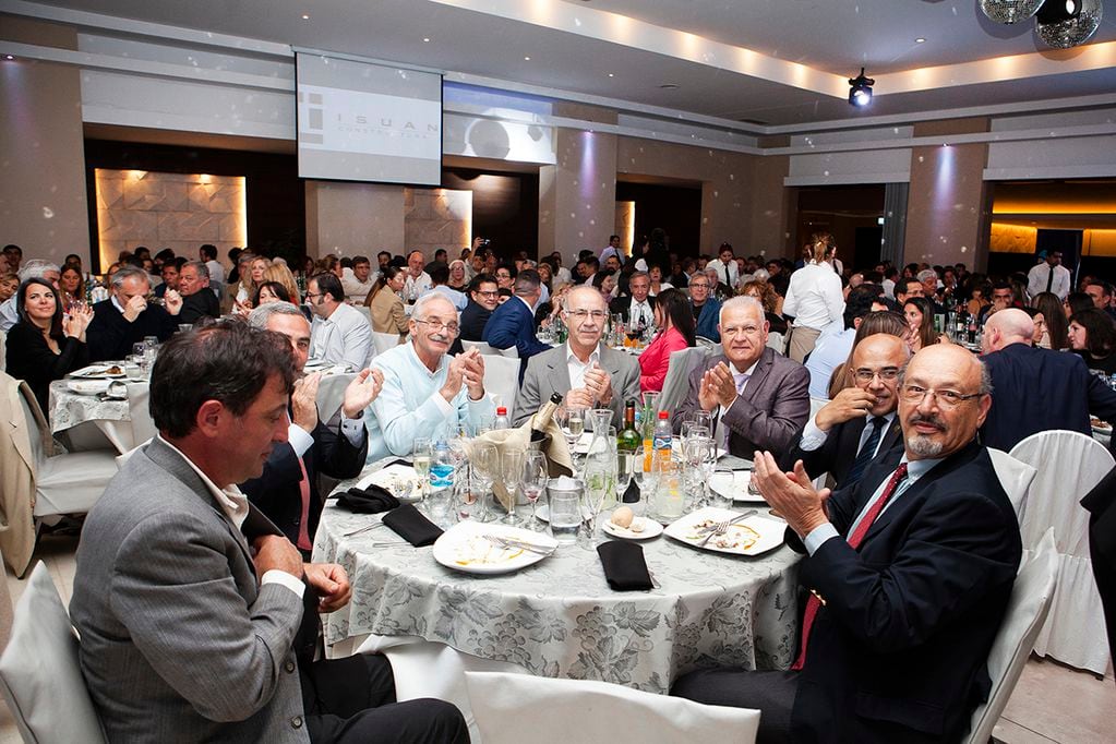 Empresarios, colegas, funcionarios e integrantes de la cámara formaron parte de la gran cena de Cecim en Palatium