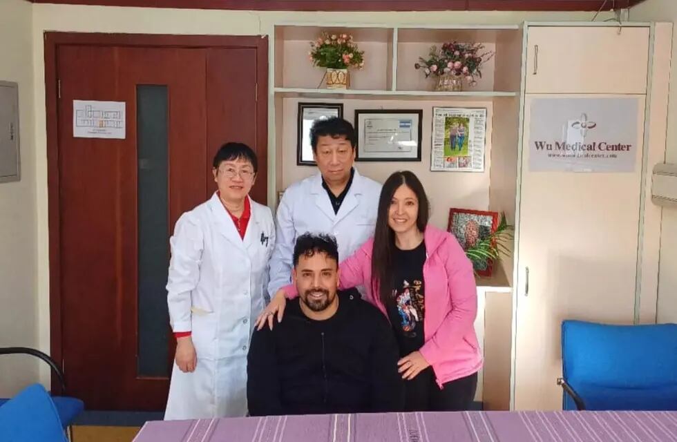 Manu en China junto a su novia Anabella y los doctores que lo atendieron.