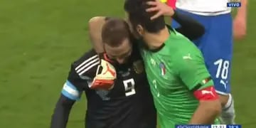 El arquero italiano y el delantero argentino, compañeros en la Juventus, se fueron abrazados al entretiempo. Mirá el video. 