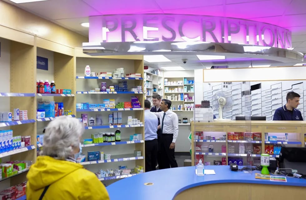 Las farmacias en Reino Unido podrán brindar atención primaria y recetar varios medicamentos, en un plan del gobierno de Sunak por descomprimir el golpeado sistema de salud británico.
