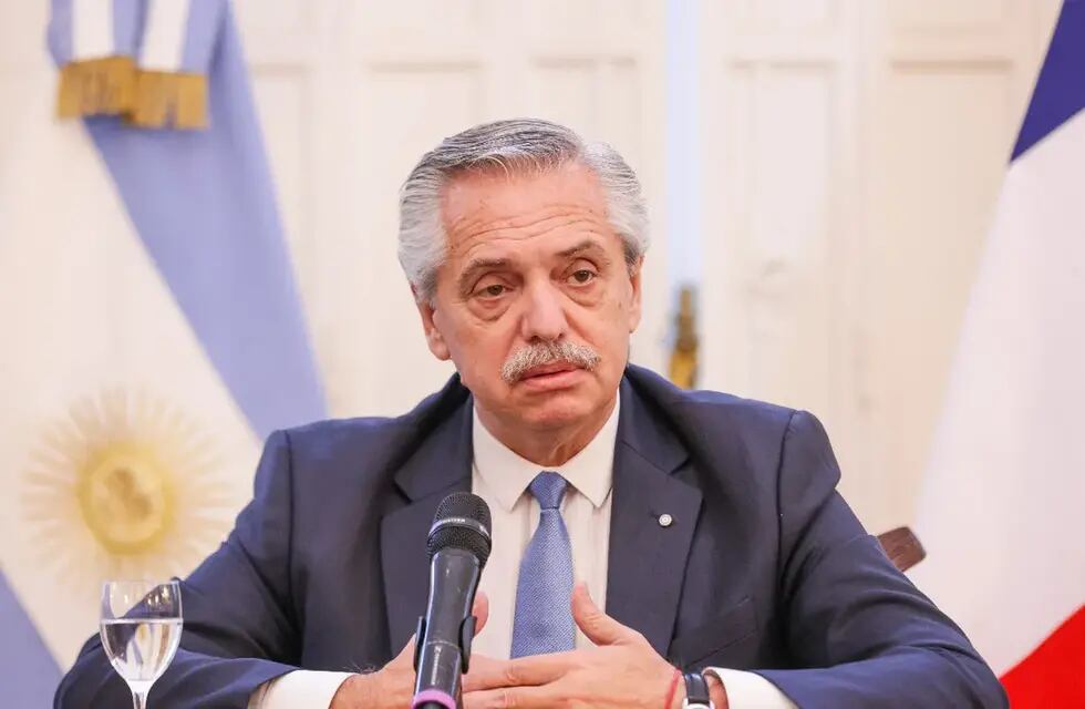 El presidente Alberto Fernández encabezó una conferencia de prensa en París y habló sobre su postura respecto a las PASO.