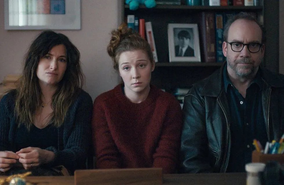 Kathryn Han, Kayli Carter y Paul Giamatti en "Vida privada" de Tamara Jenkins, una preciosura de filme de Netflix.