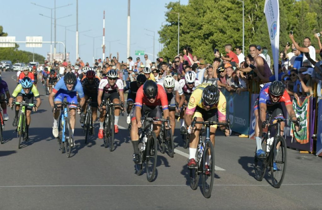 La 47° Vuelta Ciclista de Mendoza, pasión de multitudes. / Orlando Pelichotti (Los Andes).