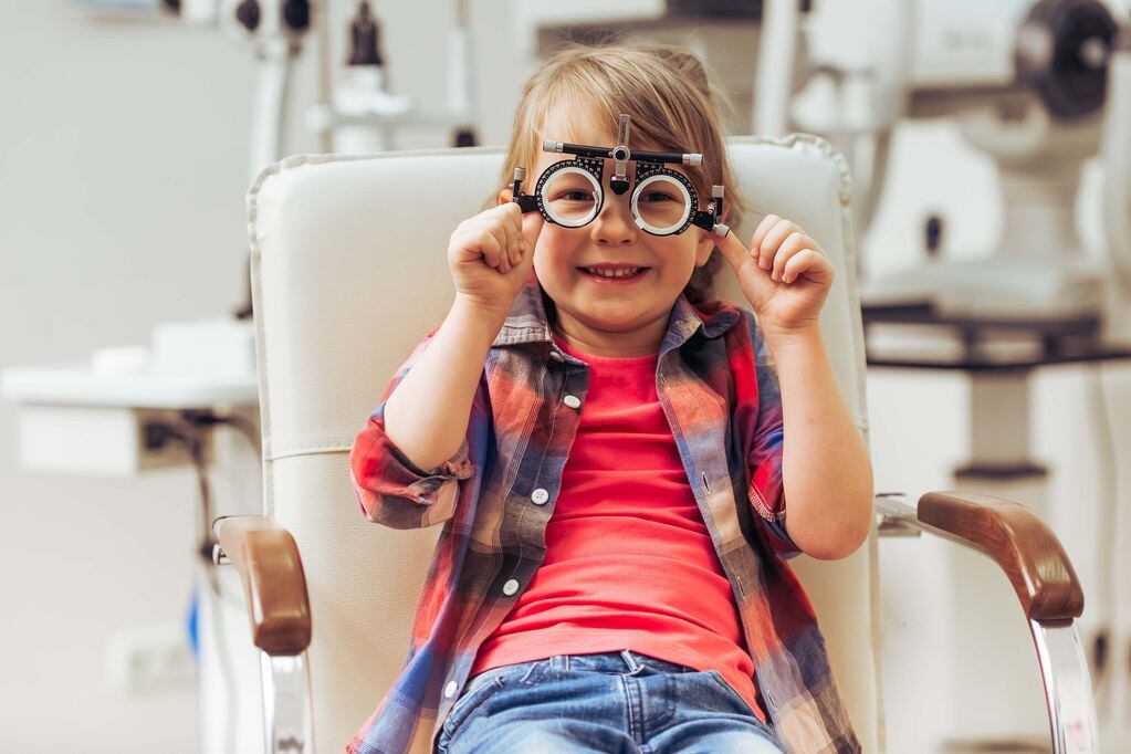 En la infancia temprana, que abarca desde el nacimiento hasta el inicio de la escolarización, las patologías oculares más frecuentes son la miopía, el astigmatismo, el estrabismo y el “ojo vago”. Foto: RUMBOS