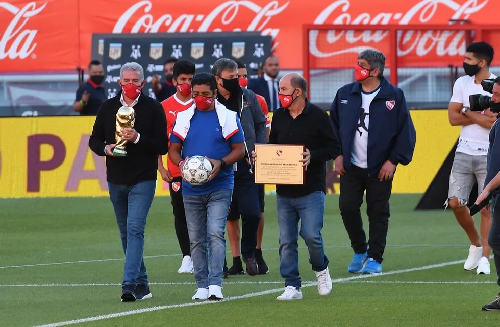 Jorge Burruchaga, Raúl "Lalo" Maradona y Ricardo Bochini homenajearon al Pelusa.