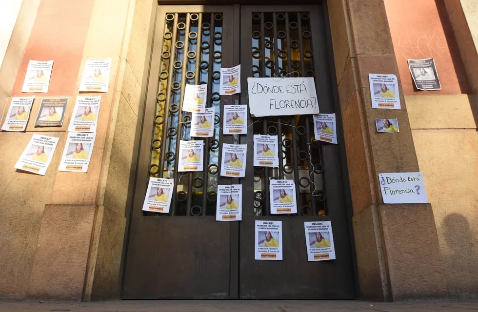 Carteles que piden por Florencia Romano en la puerta de los tribunales. / Mariana Villa.