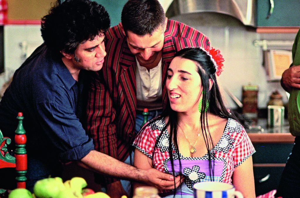 ¡Qué heavy eres, Juana!: Rossy De Palma se ríe mientras recibe las indicaciones de Almodóvar durante el rodaje de la comedia negra Kika (1993).