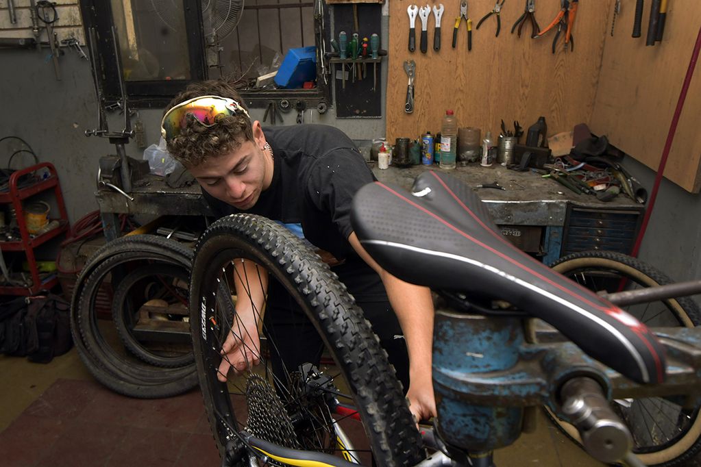 Bicicleterías trabajan arreglando bicicletasFoto: Orlando Pelichotti