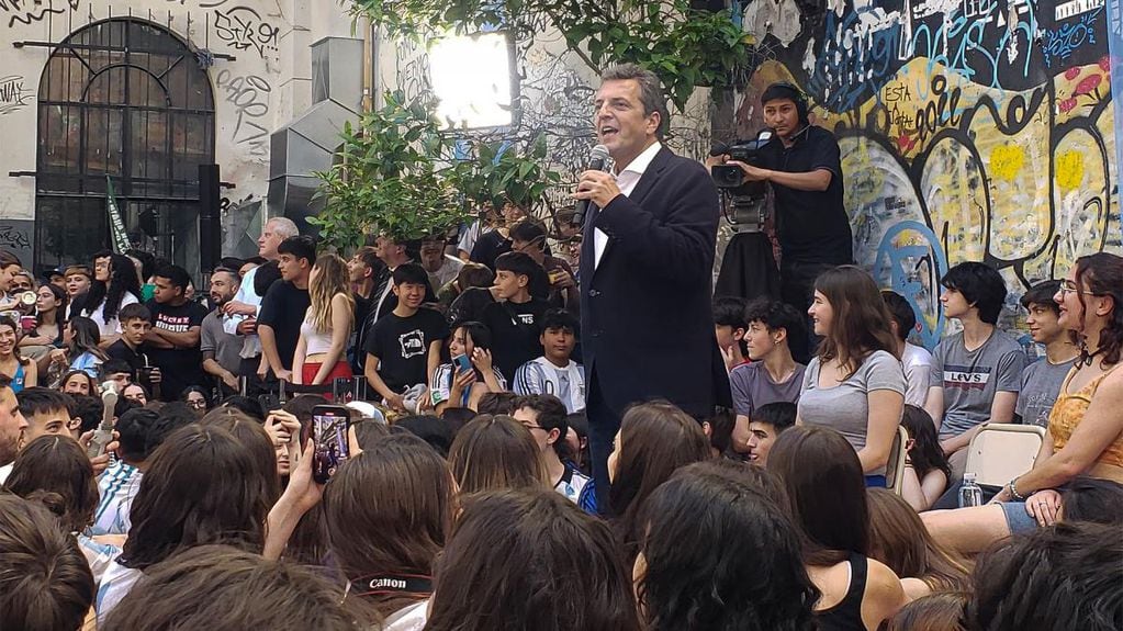 Sergio Massa cerró su campaña junto a estudiantes secundarios del colegio Carlos Pellegrini, en Ciudad de Buenos Aires. Foto: Prensa