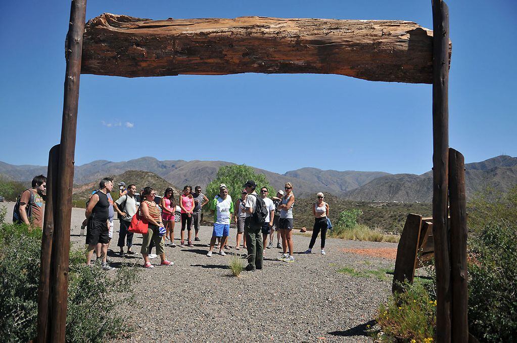 Reserva Divisadero Largo. Un Grupo de turistas realizan una caminata por la reserva Divisadero Largo situada en el Challao como parte de un programa de la Muncipalidad de la Ciudad de Mendoza de visitar la Reserva.