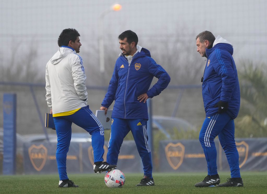 Hugo Ibarra, a la izquierda, Leandro Gracián al medio y Roberto Pompei, a la derecha, en la foto del cuerpo técnico de Boca. (Prensa Boca)