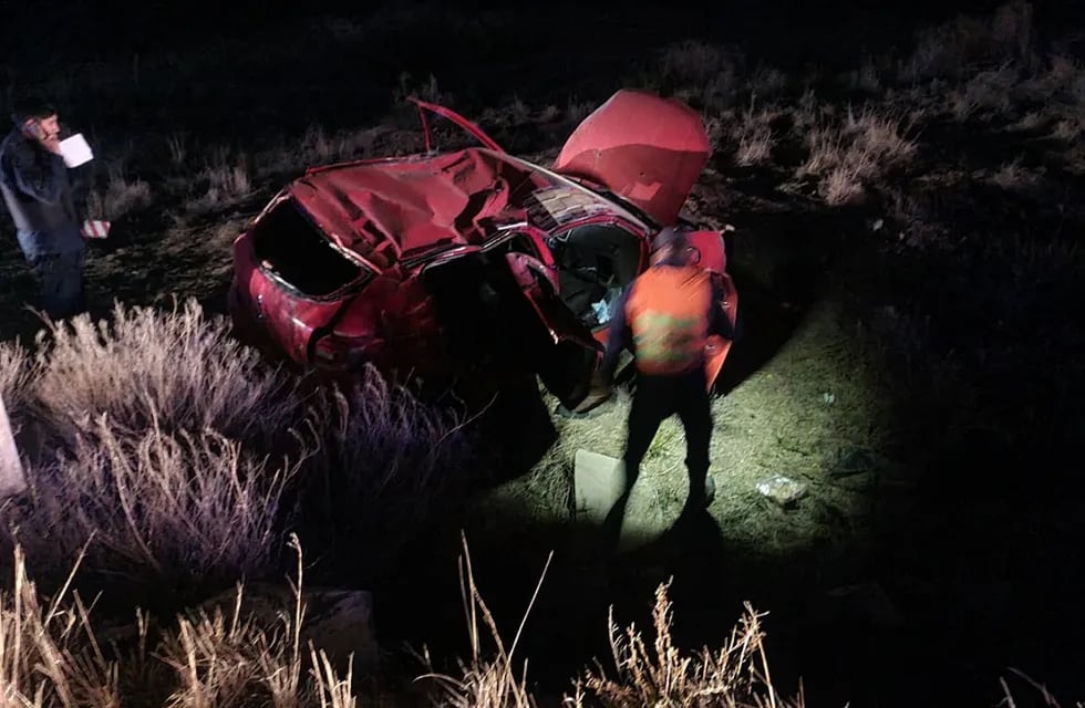 Familia brasileña resultó herida tras volcar su auto por esquivar vacas en Cacheuta. | Foto: Prensa Ministerio de Seguridad