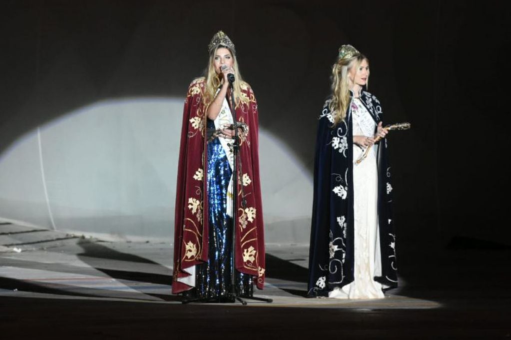
    Las flamantes reinas dieron comienzo a la fiesta - Gustavo Rogé / Los Andes
   