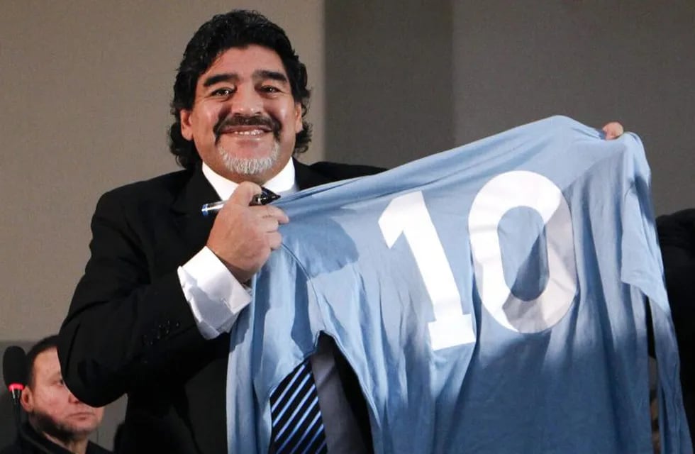 ídolo eterno. Napoli se acordó de Maradona en el día del superhéroe y lo homenajeó.