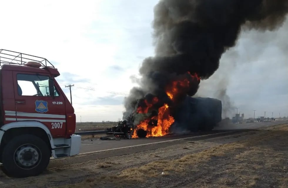 Dos camiones chocaron en Santa Rosa y desataron un feroz incendio sobre ruta 7. / Foto: Gentileza
