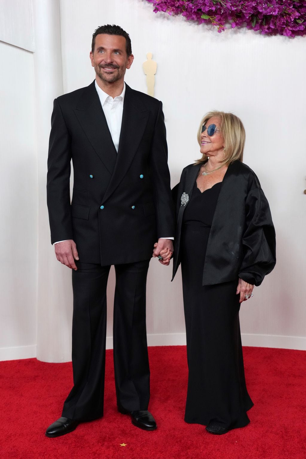 Bradley Cooper y su madre, Gloria Campano, arriban a la gala de los Oscar este domingo 10 de marzo de 2024, en el Dolby Theatre de Los Angeles. (Foto de Jordan Strauss/Invision/AP)