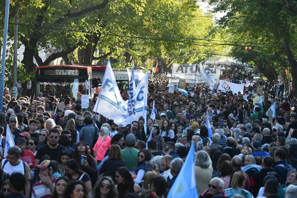 Masiva movilización en Mendoza de estudiantes y trabajadores que se sumaron a la marcha universitaria nacional. Foto: José Gutiérrez / Los Andes