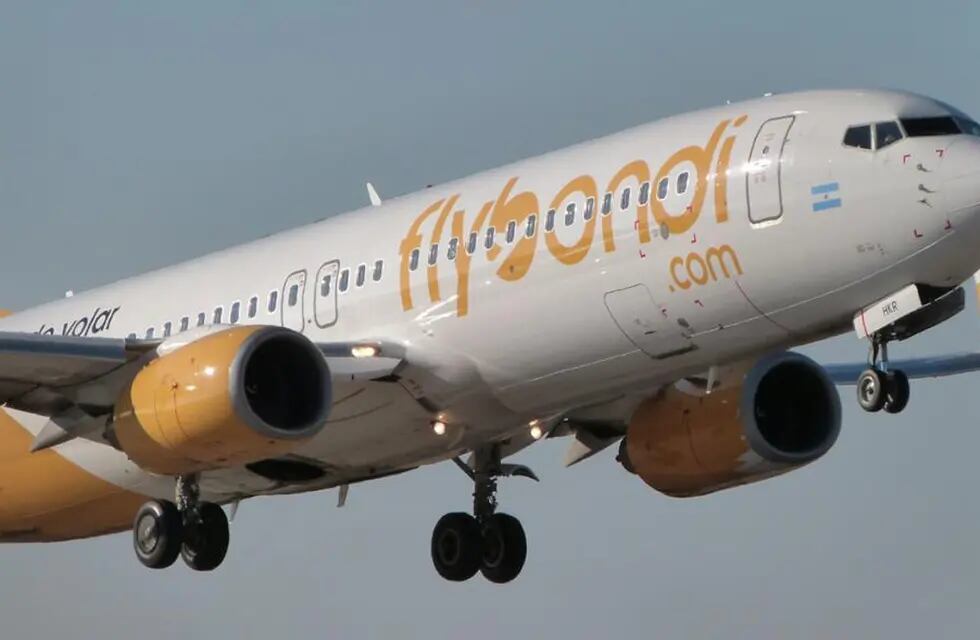 Flybondi cancelaría vuelos por no poder girar dólares al exterior y se verían afectados más de 1.300 pasajeros por día.