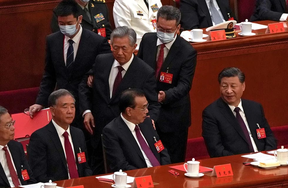 Hu Jintao, al ser retirado del recinto en el 20avo Congreso del Partido Comunista Chino (AP).