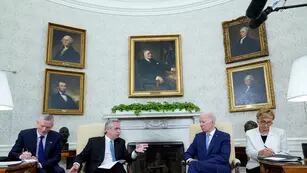 Alberto Fernández y Joe Biden en el Salón Oval de la Casa Blanca este miércoles. (AP / Susan Walsh)