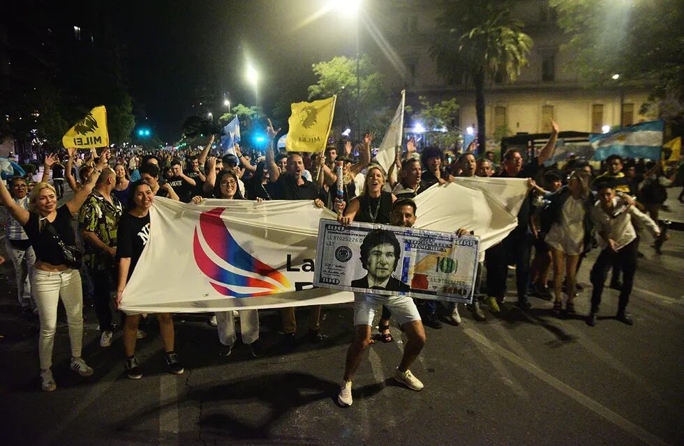 Festejos de simpatizantes de Javier Milei tras el resultado de las elecciones Foto: (Pedro Castillo / La Voz)