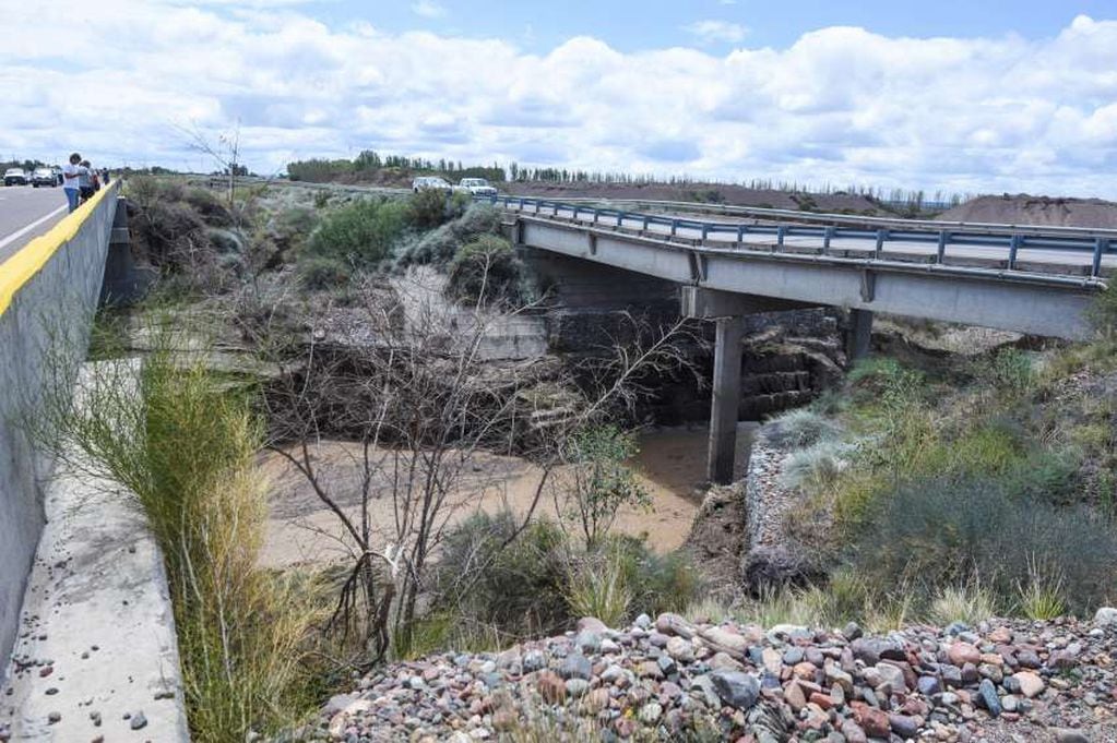 El colapso de dos puentes complica el tránsito en Ruta 40. Así quedó uno de los puentes sobre el arroyo Chañares (2020) - Archivo Los Andes