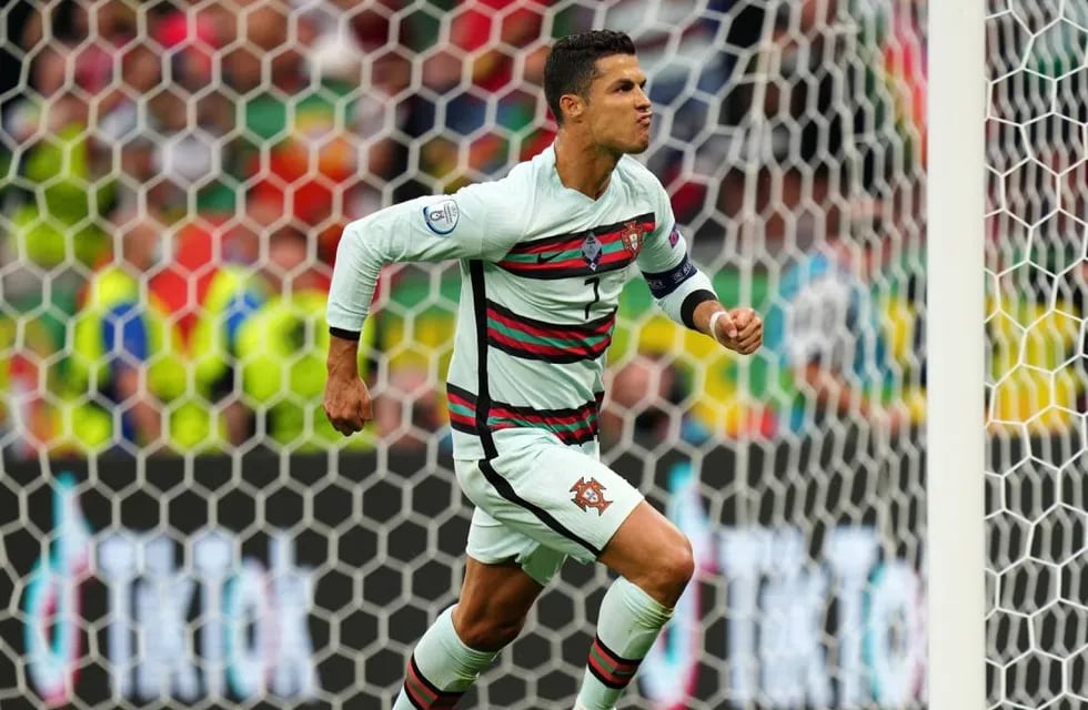 Ronaldo celebrando uno de sus goles ante Hungría (ESPN). Por su fútbol, continúa barriendo récord. / Gentileza.