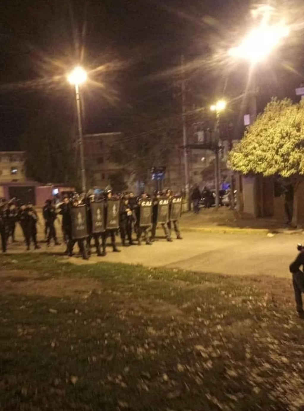 La policía de Rosario disparo balazos de goma para dispersar a los presentes. Foto: Twitter