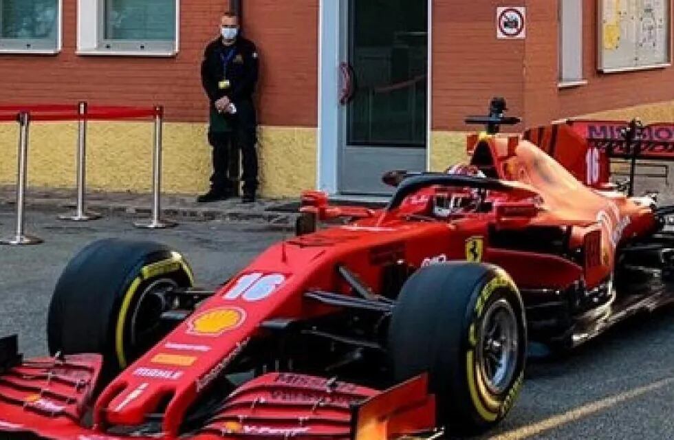 Una Ferrari por las calles de Maranello.