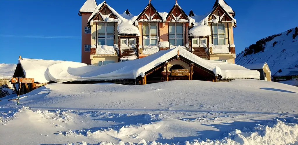 El manto de nieve cubre el hotel. Foto: Web
