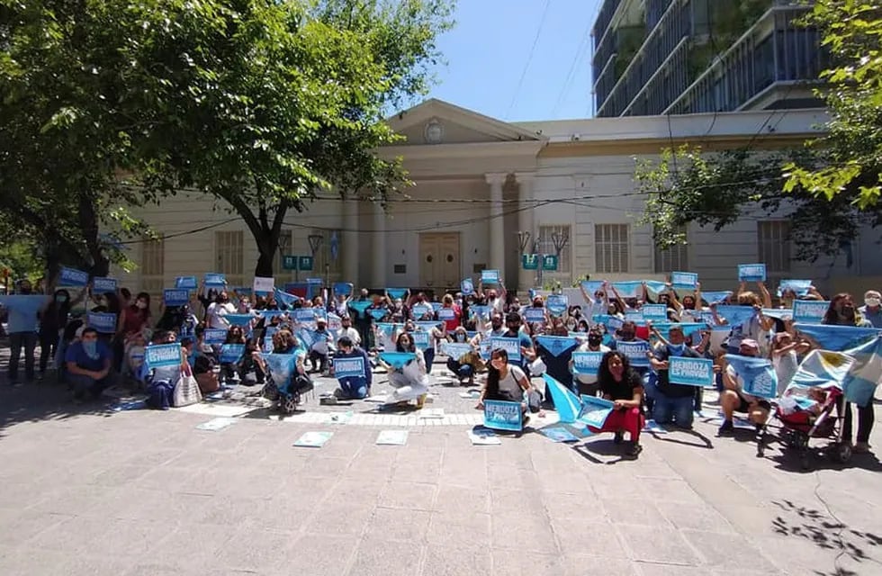 La Unidad Provida Mendoza y otros grupos que trabajan en embarazos vulnerables realizaron ayer un acto en la Peatonal para expresar su postura en contra de la legalización del aborto.