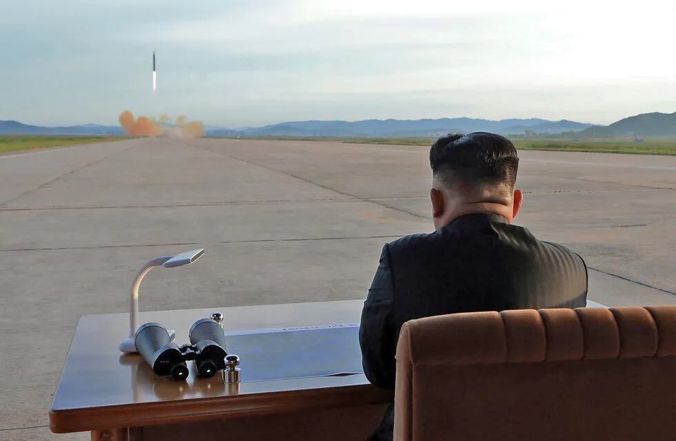 Kim Jong Un, líder supremo de Corea del Norte, supervisando el lanzamiento de un misil.