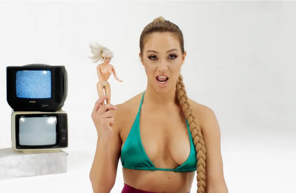Flor Vigna en el videoclip de Uy
