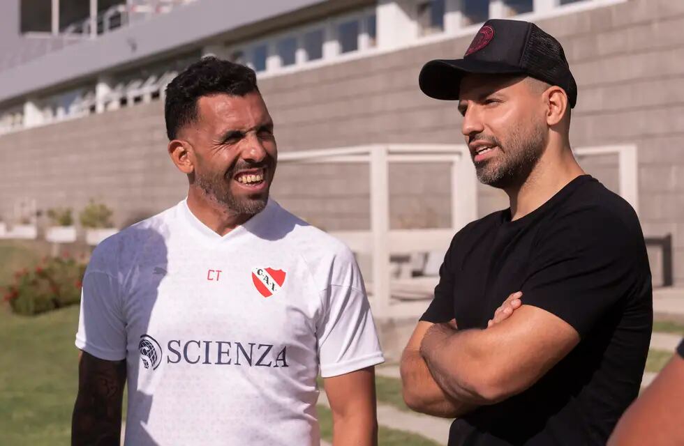 El Kun Agüero y Carlos Tevez. El ex Rojo, llevó a su hijo a probarse y jugará en la octava división del Rey de Copas. / Gentileza.