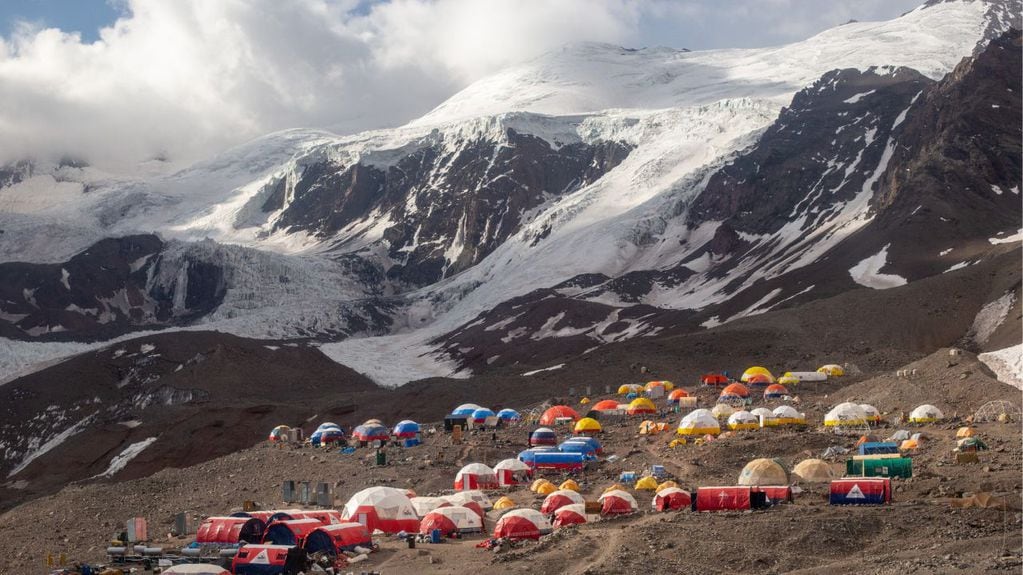 Andinistas y amantes de la montaña disfrutando de la temporada 2022-2023, a los pies del coloso de América.