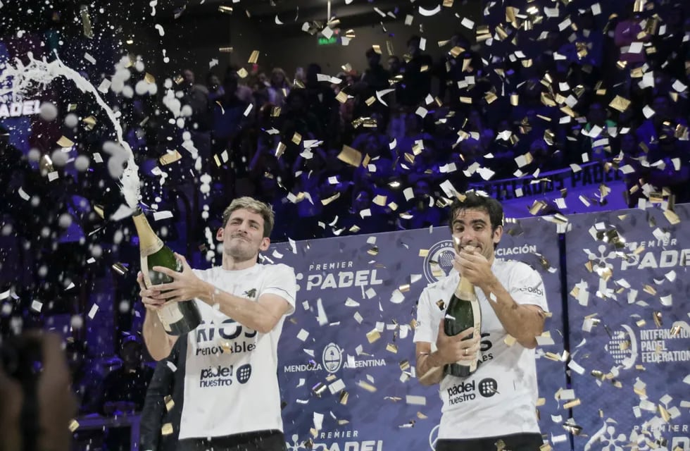 Franco Stupaczuk y Pablo Lima celebran en Mendoza. Fueron campeones del Premier Pádel 2022. / Mendoza Premier Pádel