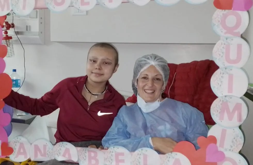 Ana junto a Estela, su maestra hospitalaria durante su estadía en el Notti, tras haber recibido la última quimio. Estos educadores trabajan en las salas al pie de la cama. | Foto: gentileza