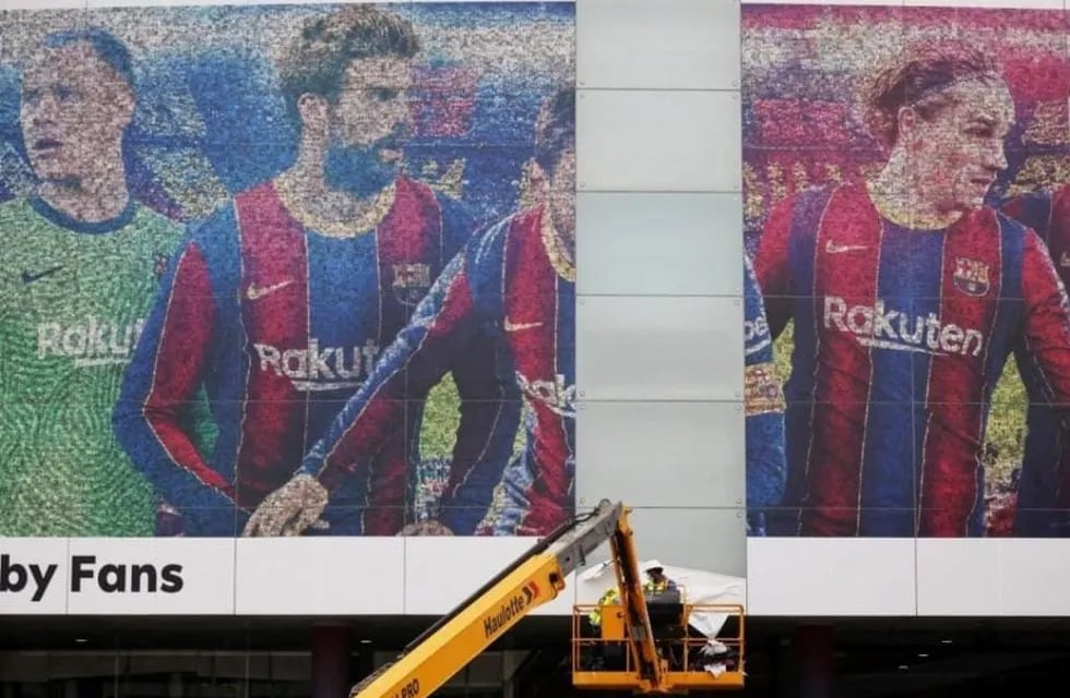 Desde hoy, comenzaron a borrar las imágenes de Messi del Camp Nou. Increíble. / Gentileza.